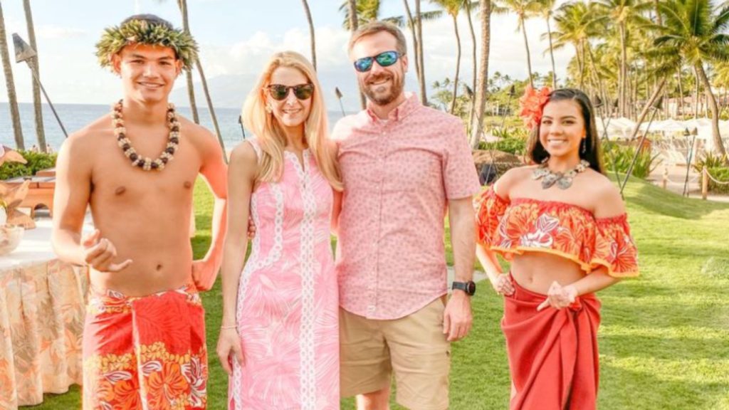 summer hawaiian outfit ideas to wear in hawaii