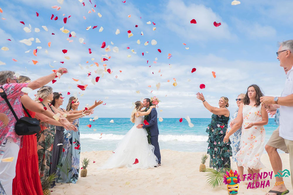 what do you wear to a hawaiian wedding theme