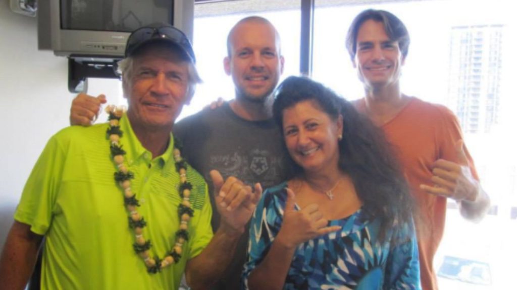 What is Aloha Friday? The Story from Island Tradition to Casual Friday 1 office people are wearing casual hawaiian shirts on aloha friday